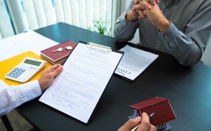 Presentation of the contract, signing the contract of sale of houses and real estate, calculating house buying and selling rates.